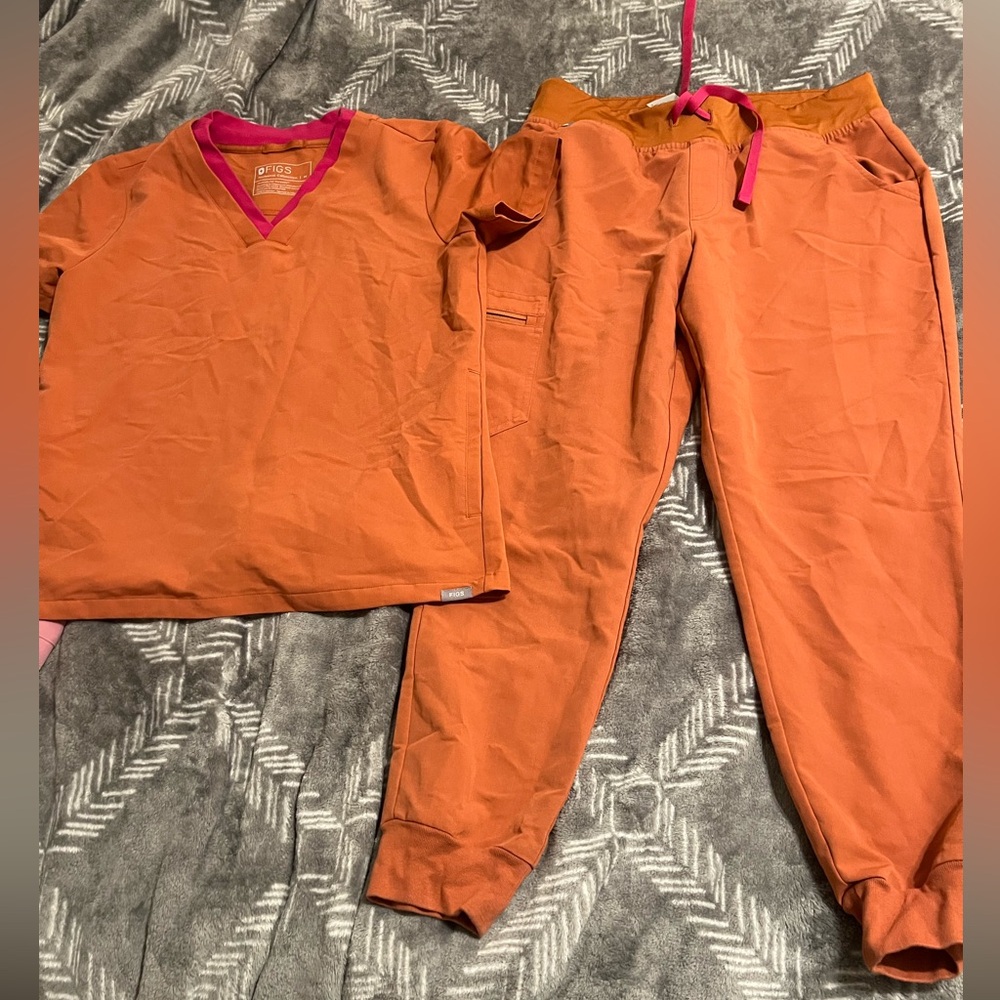 Figs orange scrub set